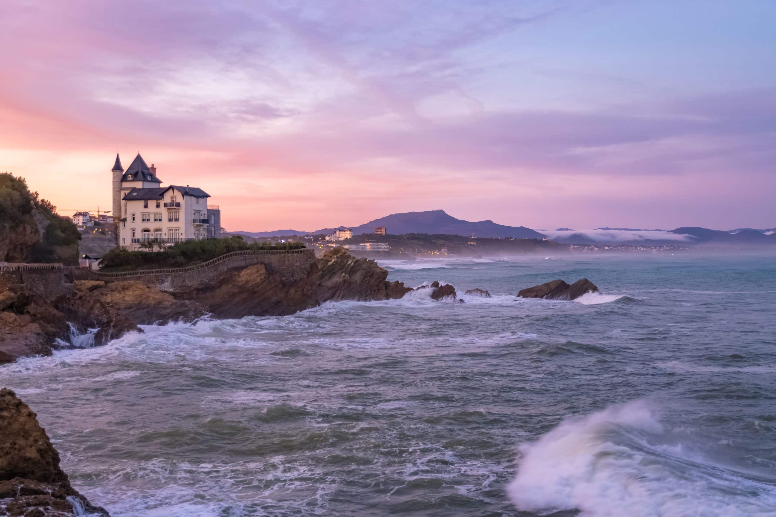 Biarritz, perle de la côte basque, est réputée pour ses plages magnifiques, son architecture élégante et ses sites emblématiques